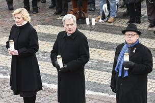 De första att tända sina ljus var Ukrainas ambassadör Olga Dibrova, republikens president Sauli Niinistö och borgmästaren Juhana Vartiainen