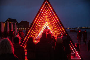 The Wave är en 80 meter lång skulptur som upplevs genom att gå igenom de triangulära portarna, men det kan också ses på avstånd.