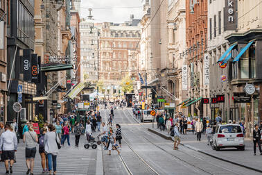 Ihmisiä Aleksanterinkadulla Helsingin keskustassa.