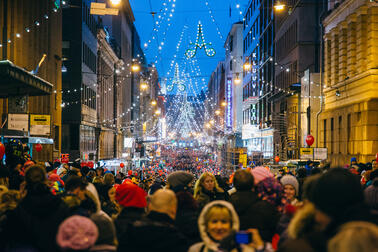 Aleksanterinkatu jouluvaloissa.