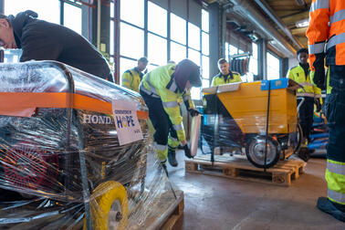 Lärarna och studerandena på logistikprogrammet vid yrkesläroanstalten Varia i Vanda packade donationerna till Generators of Hope-insamlingen för transport till Ukraina.  Bild: Jyri Huhtala / Vantaan kaupunki