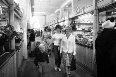 Hakaniemi Market Hall of the past.  Photo: Yrjö Lintunen, Kansan Arkisto