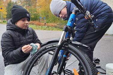 Raoul Silander och Joona Engberg hjälps åt att tvätta Joonas cykel.