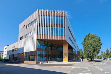 The facade of the upper secondary school of languages at the intersection of Kiviparintie and Myllypurontie.