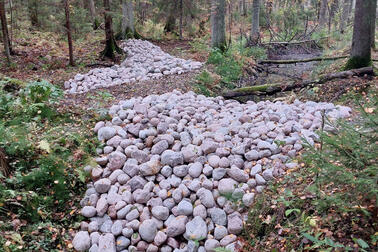 Luonnonkivistä rakennettu pato Haltialanmetsässä. Kuva: Janne Simola.