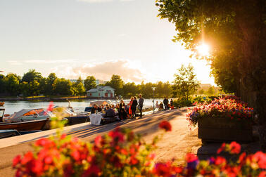 People celebrating in Pitkänsillanranta Hakaniemi.