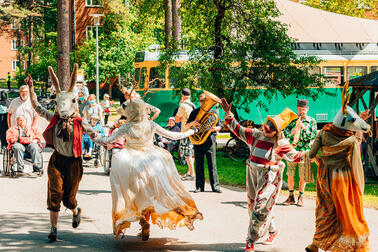  The colorful characters of Fauna Humana perform in the courtyard of Kustaankartano.