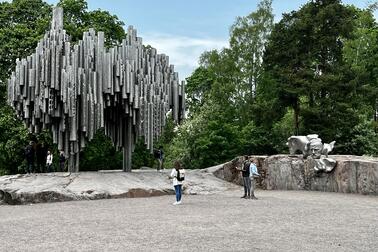 Stenmjölbeläggningen på Musikplatsen framför monumentet förnyas, och platsen byggs ut för att möjliggöra småskaliga musikevenemang. Parkgångarna runt monumentet avgränsas med stenkanter och låga skyddsstängsel för att göra dem slitstarkare. Bild: Juha Kivimäki / Ramboll