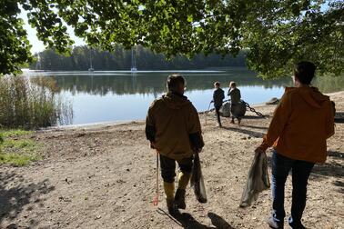 Borgmästare Juhana Vartiainen ville delta i talkoarbetet för Östersjön och torsdagen den 7 september samlade han skräp tillsammans med elever från Grundskolan Merilahden koulu.