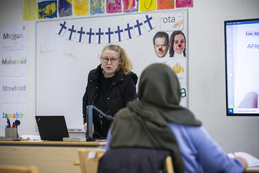 ”Lukutaito avaa aikuiselle maailmaa uudella tavalla”, opettaja Satu Lahtonen sanoo.  Kuva: Antti Nikkanen