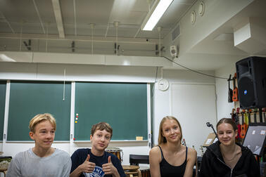 Kyösti, 13, Miska, 13, Elli, 14, and Isabel, 15, are in weighted curriculum education in dance, movement and expression at Pitäjänmäki Comprehensive School. Photo: Antti Nikkanen