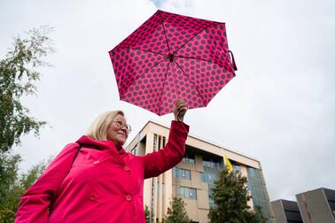 Kaisa Tikka, rektor för det finskspråkiga naturvetenskapliga gymnasiet Helsingin luonnontiedelukio säger att samarbetet med Helsingfors universitet antagligen fördjupas när gymnasiet flyttar till universitetets campus i Gumtäkt. Bild: Jussi Helttunen