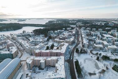 Kallahti ja sen läpi kulkeva Leikosaarentie kuvattuna idästä. Taustalla vasemmalla näkyy Kallahdenniemi. Kuva: Helsingin kaupunki