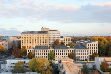 The jury were of the opinion that the winning Kumpulan Haikaranpesä proposal fits new buildings into the landscape and environment in a natural manner. Photo: Anttinen Oiva arkkitehdit Oy