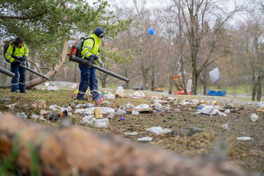 Plastavfall rensas i parken.