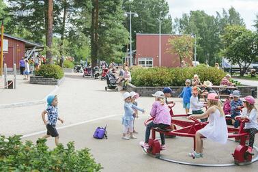 Aikuiset ja lapset voivat osallistua Perhetalo Kuutin toiminnan suunnitteluun ja toteutukseen. Kuvassa leikkipuisto Myllynsiipi. Kuva: Konsta Linkola