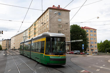 Raitiovaunu 4 Mannerheimintien ja Nordenskiöldinkadun risteyksessä. Kuva: Paavo Jantunen