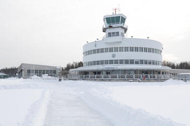 Terminalbyggnaden på Malms flygplats i februari 2022. Den nya gasrörledningen löper norr om terminalbyggnaden.  Bild: Paavo Juntunen