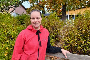 Maria Savolainen kertoo, että varhaiskasvattajana onnistuminen edellyttää lempeyttä ja läsnäoloa. ”Minua auttaa se, että opettelen tuntemaan lapset hyvin ja puhuttelen heitä nimillä.” Kuva: Katja Alaja