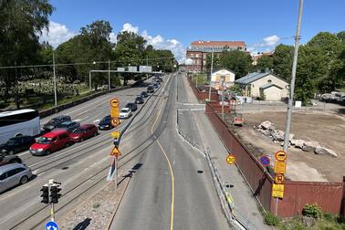 De avvikande trafikarrangemangen vid Mechelingatan gäller fram till mitten av september. Bild: Esa-Pekka Nikulin