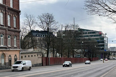 Mechelininkadulle tulee aiempaa leveämpi jalkakäytävä ja yksisuuntaiset pyöräkaistat molemmin puolin tietä. Katualue laajenee urakassa entisen Marian sairaalan tontille eli uudelle katualueelle.  Kuva: Jukka Hakola