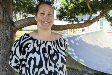 Sari Granö's responsibility at youth services is the entire Mellunkylä area – in addition to Kontula, it includes Mellunmäki, Kivikko, Kurkimäki and Vesala, as well as Östersundom.  Photo: Kirsi Riipinen