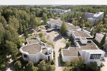 The plan is to connect the new multi-purpose building to the existing community building and Merirasti chapel. They were designed by architect Kaarlo Leppänen and completed in 1993. Photo: Tuomas Uusheimo