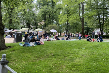 Sales people in the Esplanadi Park.