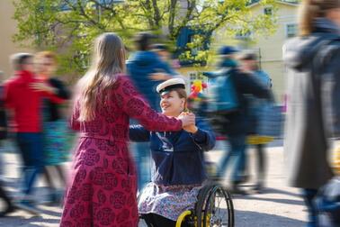 The pilot strengthened the understanding that there is a clear need for accessibility information in the street environment and that the information must be reliable and up-to-date. Photo: Jussi Hellsten