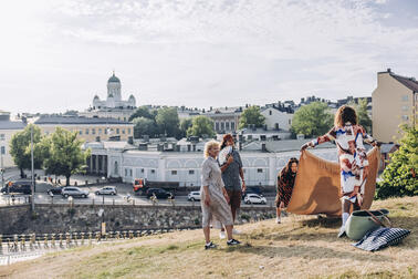 Helsingin välitön matkailutulo eli matkailijoiden kuluttama rahamäärä oli 1,2 miljardia euroa vuonna 2022. Matkailussa muita tärkeitä mittareita ovat sen työllisyysvaikutukset ja hiilijalanjälki.  Kuva: Aleksi Poutanen