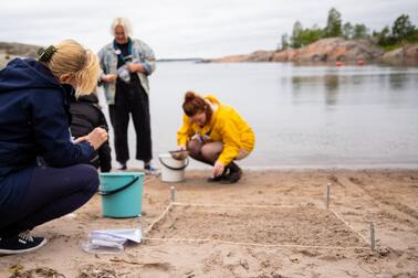 Gruppen undersökte strandskräp på stranden.