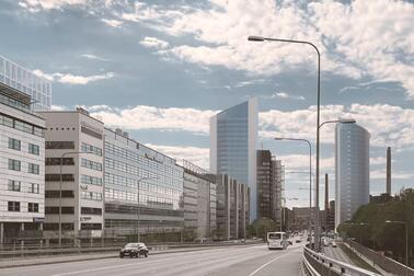 A preliminary outline of what Ruoholahti’s new buildings could look like with 13, 25, and 24 floors. View from the Ruoholahti bridge towards the west. Photo: Helin & Co Arkkitehdit, Verstas Arkkitehdit ja Arkkitehtitoimisto Sarc