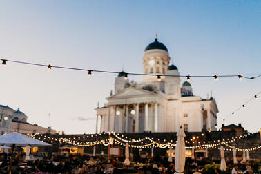 Livesändningen av MICHELIN Guide Nordic Countries Ceremony kan följas på läktaren som är öppen för allmänheten på Senatstorget den 27 maj.  Bild: Camilla Bloom, Kaupunkitilat