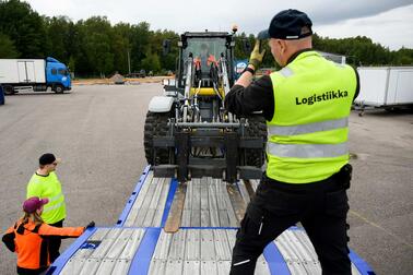 Logistiikka-alan opiskelijat harjoittelevat kuormaamista opettajansa johdolla. Kuva: Jussi Helttunen