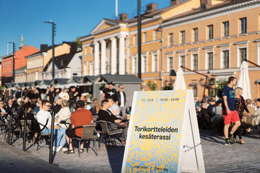 Torikortteleiden ravintoloiden kesäterassi sijaitsee Senaatintorin laidalla. Kuva: Camilla Bloom / Kaupunkitilat