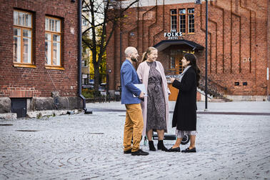 De gamla lokstallen i Maskinverkstadens område har rustats upp för ny användning och man har skapat fler verksamhetslokaler för nya företag genom kompletteringsbyggande. Bild: N2 Albiino / Marek Sabogal / Helsinki Partners