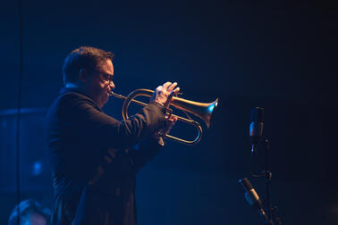 Turnén som ordnas i samarbete mellan UMO Helsinki Jazz Orchestra och Helsingfors stadsbibliotek arrangeras nu för första gången. Bild: Heikki Kynsijärvi