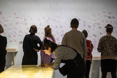 Tutkimusmatka tulevaisuuksiin koulutuksen osallistujia Designmuseossa.