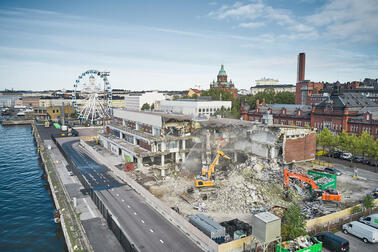 The circular economy has great potential at different stages of construction. The Helsinki Cluster Programme for Circular Economy carried out a reuse pilot at Katajanokka pier. It involved the transfer of usable furniture and materials from the demolition site to be reused elsewhere before the demolition work started.  Photo: Kari Ylitalo