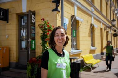 Tourist guide Eurídice in front of the Helsinki Tourist Information.