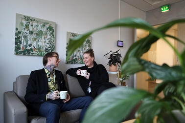 Niko ja Emma taukohuoneessa kahvilla.