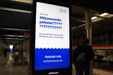 Helsinki-info reklaamikampaania bussi- ja metroopeatuses.