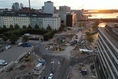 Kruunusillat-raitiotie yhdistää Laajasalon, Korkeasaaren ja Kalasataman Hakaniemeen vuonna 2027. Samalla syntyy uusi merellinen reitti myös pyöräilijöille ja jalankulkijoille.  Kuva: Kruunusillat-raitiotie