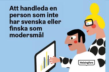 Två personer tittar tillsammans på en datorskärm.