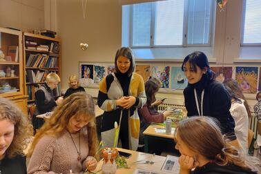 Japanin Suomen-suurlähetystön kulttuuriattasea Izumi Mochizuki pääsi keskustelemaan kurssin opiskelijoiden kanssa. Kuva: Sibelius-lukio