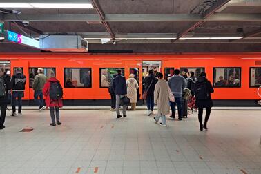 Ihmisiä menossa sisälle metroon Rautatietorin metroasemalla.