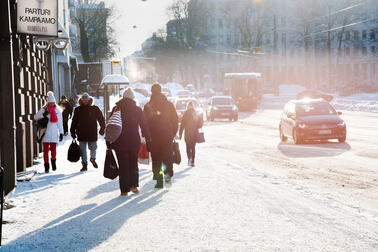 Människor på gatan på vintern.