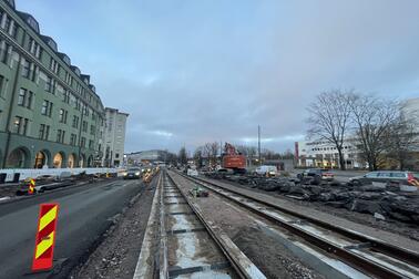 Den nya spårvägsrälsen har redan installerats på Mannerheimvägen söder om korsningen till Operan.