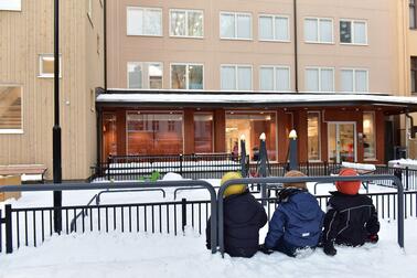 Children enjoying the winter weather in the courtyard of the Iso Roobertinkatu 23 daycare centre.