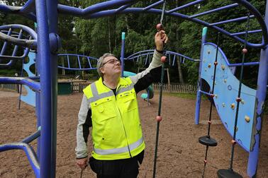 Staran leikkivälinetarkastaja Lars-Peter Bäckström tarkasti tiistaina 6.8. Intian leikkipuistosta muun muassa kiipeilyköydet. 